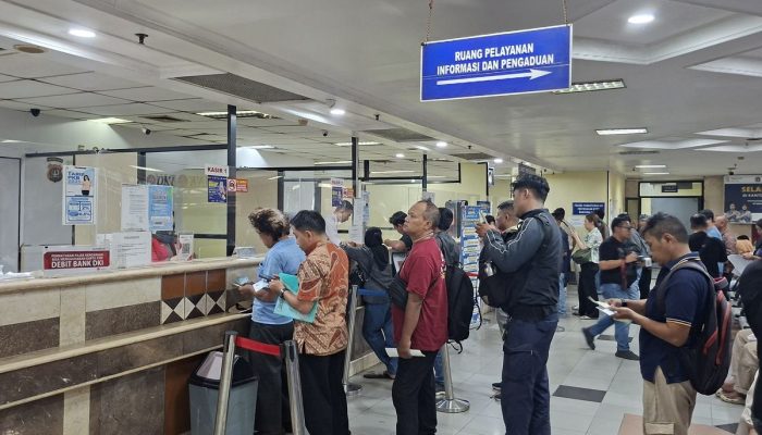 Pemutihan Pajak Kendaraan DKI Ramai Diserbu Warga, Antrean Panjang di Samsat Jakarta Barat