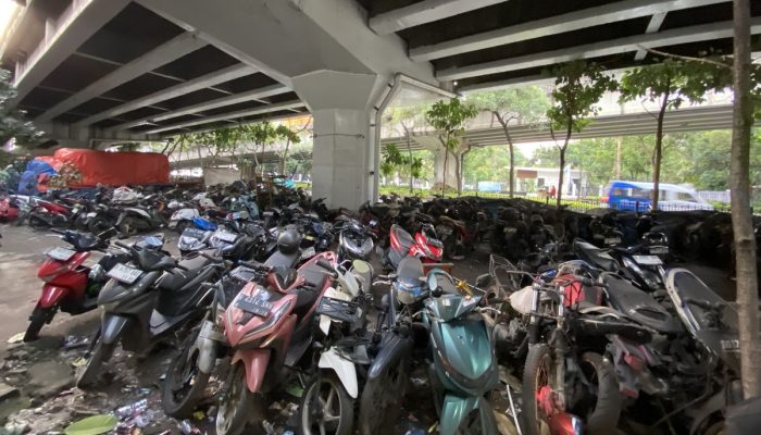 Kolong Flyover: Kuburan Kendaraan, Motor Ringsek hingga Bus Hancur