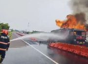 Truk Tangki Angkut 25.000 Liter BBM Terbakar di Tol Cisumdawu, Kerugian Capai Rp 3,2 M Regional 4 Juni 2026