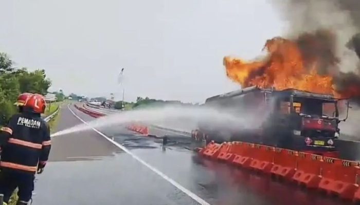 Truk Tangki Angkut 25.000 Liter BBM Terbakar di Tol Cisumdawu, Kerugian Rp 3,2 M