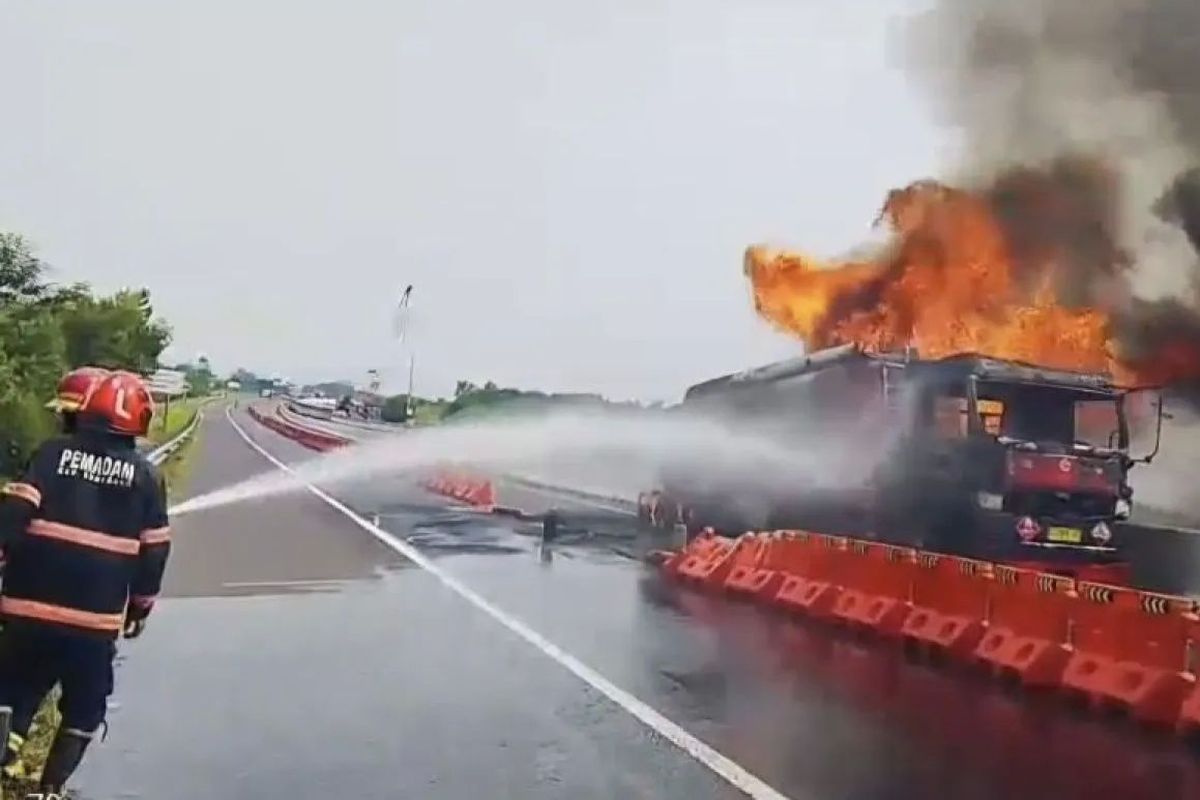 Truk Tangki Angkut 25.000 Liter BBM Terbakar di Tol Cisumdawu, Kerugian Capai Rp 3,2 M Regional 4 Juni 2026