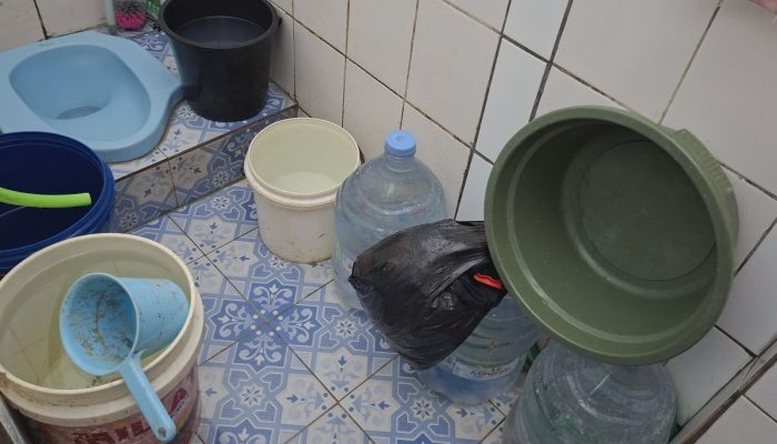 Jelang Pemadaman Aliran PAM Besok, Warga Jatipulo Jakarta Barat Stok 8 Galon Air