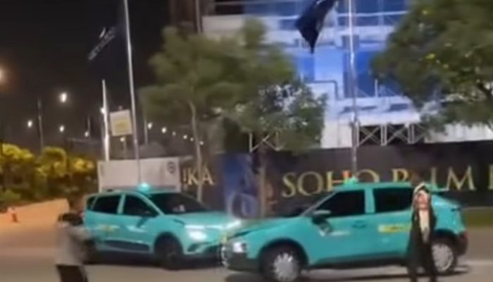 Dua Taksi Hijau Saling Tabrak di PIK Jakut, Berawal dari Nyalip Antrean