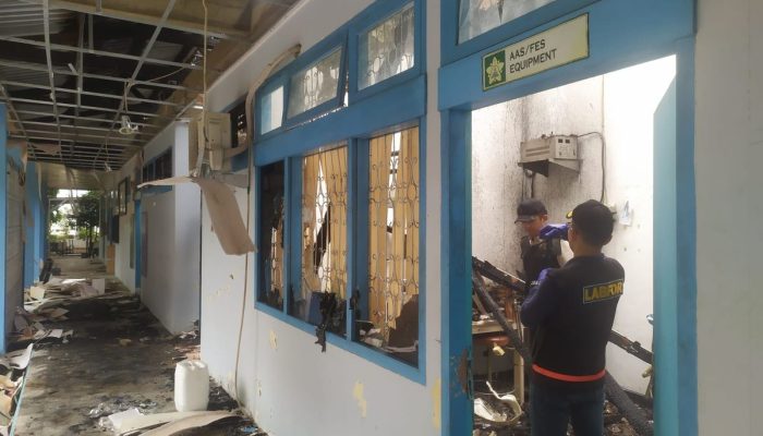 Polisi Temukan Botol Cairan Kimia saat Olah TKP Dugaan Kebakaran Fasilitas Kampus USK Aceh