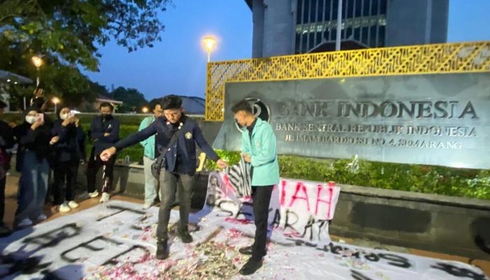 Satu Dolar Tembus Rp 18.000, Mahasiswa Solo–Semarang Demo Bakar Uang Mainan di BI Jateng