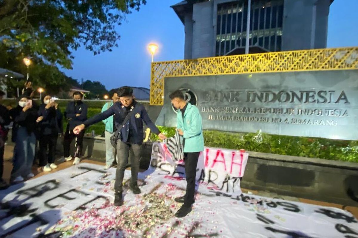 Satu Dollar Tembus Rp 18.000, Mahasiswa Solo-Semarang Demo Bakar Uang Mainan di BI Jateng Regional 5 Juni 2026