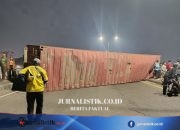 Truk Muatan Limbah Kertas Terbalik di Flyover Kranji, Evakuasi Tunggu Lalu Lintas Sepi News 12 Juni 2026