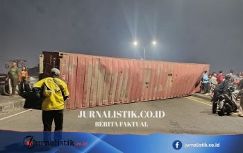 Truk Muatan Limbah Kertas Terbalik di Flyover Kranji, Evakuasi Tunggu Lalu Lintas Sepi News 12 Juni 2026