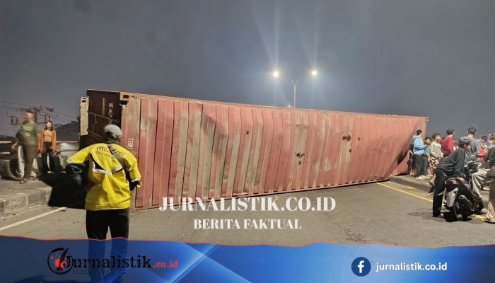 Truk Limbah Kertas Terbalik di Flyover Kranji, Evakuasi Menunggu Lalu Lintas Sepi