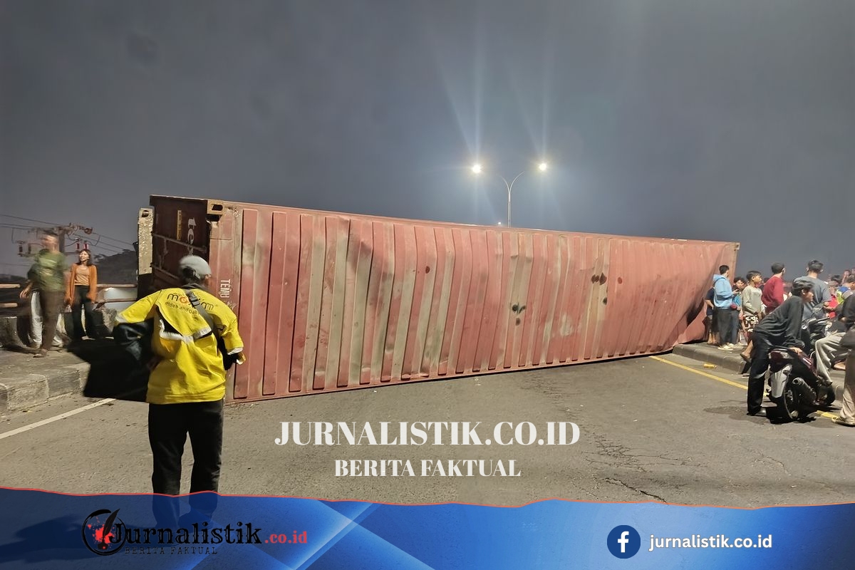 Truk Muatan Limbah Kertas Terbalik di Flyover Kranji, Evakuasi Tunggu Lalu Lintas Sepi News 12 Juni 2026