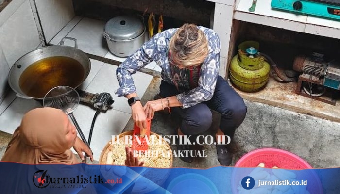 Diplomasi “Keripik Pisang” Jo Stevens dari Konjen Australia
