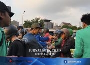 Di Tengah Demo Depan DPR, Mahasiswa Bagikan Roti dan Air Mineral untuk Pengendara News 15 Juni 2026