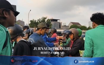 Di Tengah Demo Depan DPR, Mahasiswa Bagikan Roti dan Air Mineral untuk Pengendara News 15 Juni 2026