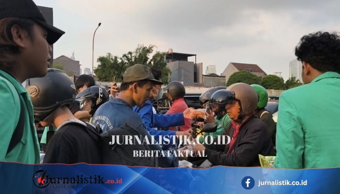 Saat Demo di Depan DPR, Mahasiswa Membagikan Roti dan Air Mineral kepada Pengendara