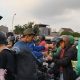 Di Tengah Demo Depan DPR, Mahasiswa Bagikan Roti dan Air Mineral untuk Pengendara News 15 Juni 2026