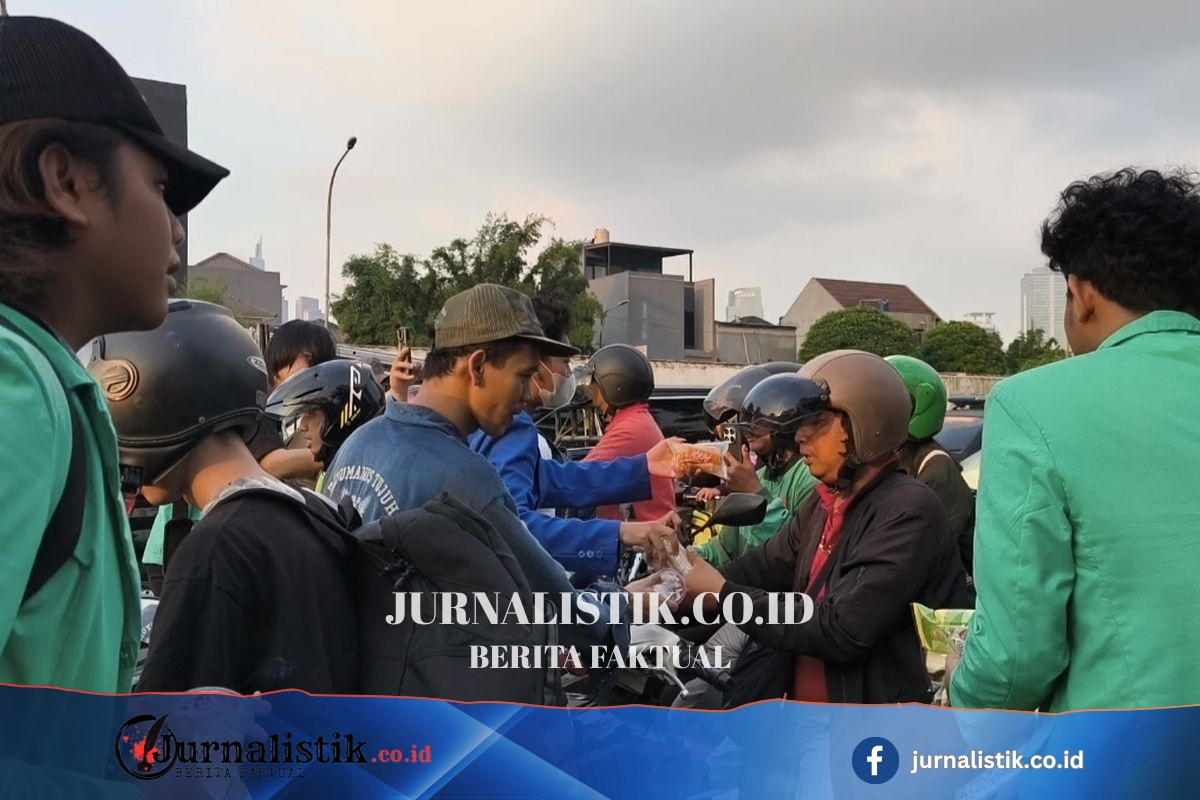 Di Tengah Demo Depan DPR, Mahasiswa Bagikan Roti dan Air Mineral untuk Pengendara News 15 Juni 2026