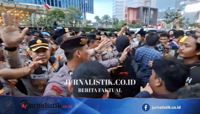 Kericuhan Demo Sudirman Berawal dari Klaim Pemukulan, Massa Sempat Membakar Ban