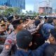 Kericuhan Demo Sudirman Berawal dari Klaim Pemukulan, Massa Sempat Membakar Ban