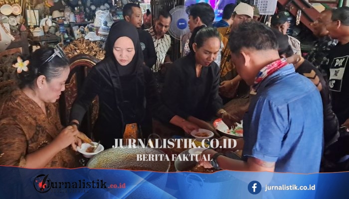 Dalam Rangka 1 Suro, Pedagang Pasar Triwindu Solo Bagikan 500 Porsi Jenang Suro Gratis