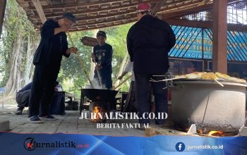 Sambut 1 Muharam, Warga Gelar Mbabar Bubur Suro di Kompleks Makam Ki Ageng Gribig, Malang