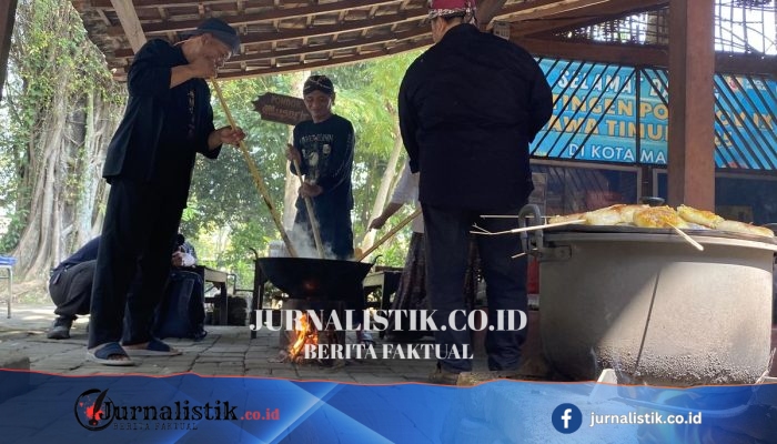 Sambut 1 Muharam, Warga Gelar Mbabar Bubur Suro di Kompleks Makam Ki Ageng Gribig, Malang