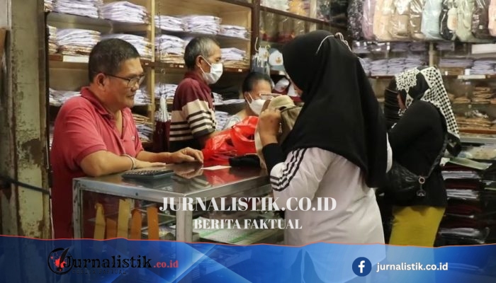 Jelang Tahun Ajaran Baru, Orangtua Ramai Memburu Perlengkapan Sekolah di Pasar Jatinegara