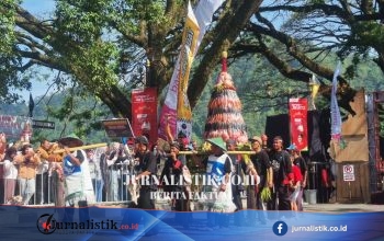 Larungan 1 Suro di Telaga Ngebel Ponorogo, Gunungan Ikan Nila Jadi Rebutan Warga