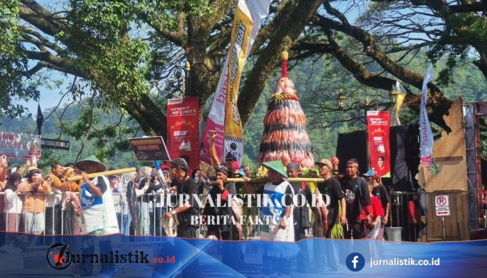 Larungan 1 Suro di Telaga Ngebel Ponorogo, Gunungan Ikan Nila Jadi Rebutan Warga