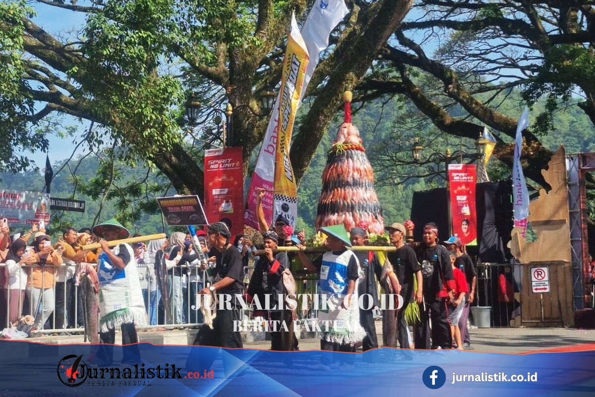 Larungan 1 Suro di Telaga Ngebel Ponorogo, Gunungan Ikan Nila Jadi Rebutan Warga Regional 16 Juni 2026