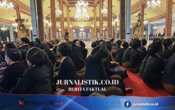 Kirab Pusaka Malam 1 Suro di Keraton Solo: PB XIV Purbaya dan PB XIV Mangkubumi Duduk Bertolak Belakang