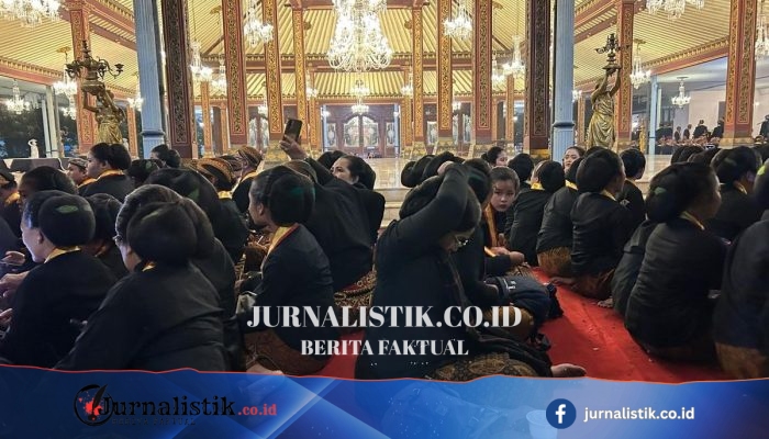 Kirab Pusaka Malam 1 Suro di Keraton Solo: PB XIV Purbaya dan PB XIV Mangkubumi Duduk Bertolak Belakang