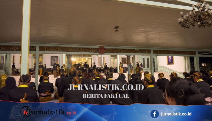 Semedi usai Kirab Pusaka Mangkunegaran Malam 1 Suro, berdoa dalam kegelapan