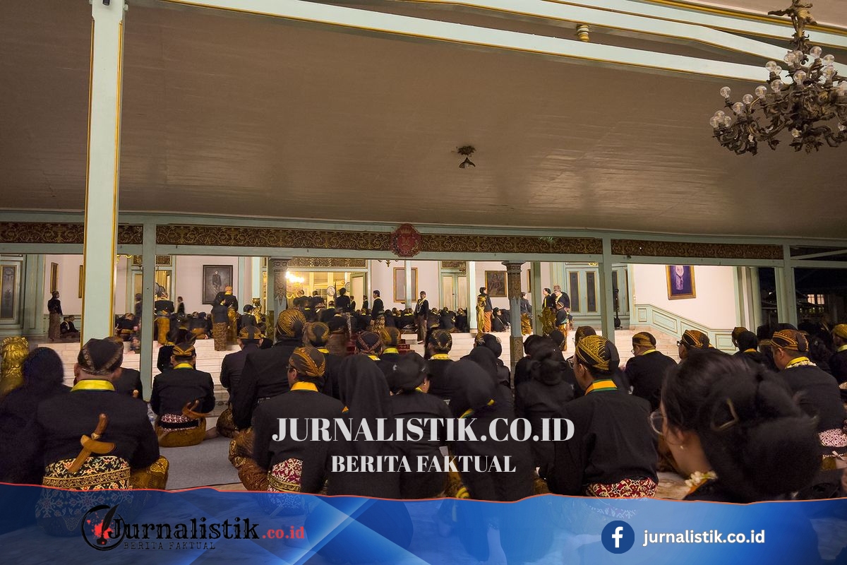 Semedi usai Kirab Pusaka Mangkunegaran Malam 1 Suro, Berdoa di Tengah Kegelapan Travel 17 Juni 2026