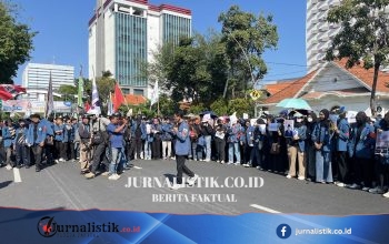 Massa Demo Surabaya Tiba di Grahadi, BEM Unair & ABS Sekat Sejumlah Titik Jalan
