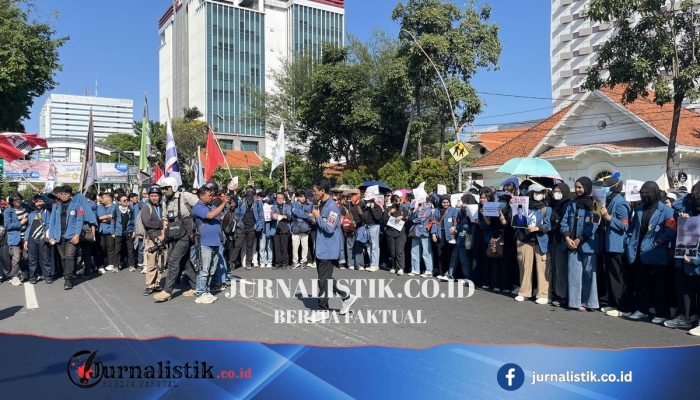 Massa Demo Surabaya Tiba di Grahadi, BEM Unair & ABS Sekat Sejumlah Titik Jalan