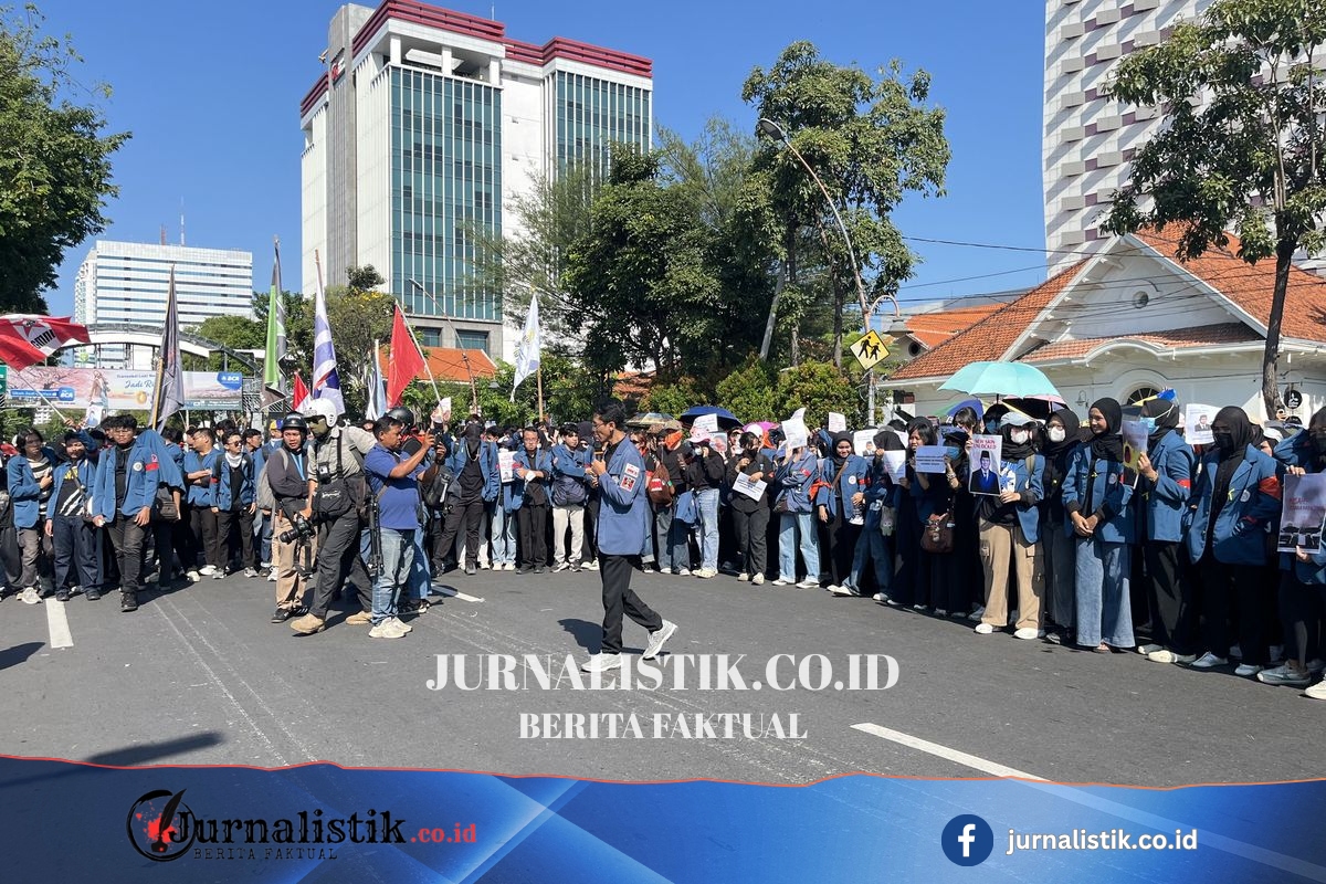 Massa Aksi Demo Surabaya Tiba di Grahadi, Beberapa Titik Jalan Disekat Regional 17 Juni 2026