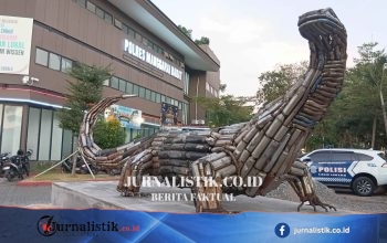 500 Knalpot Brong Sitaan Disulap Jadi Patung Komodo Raksasa Setinggi 3 Meter di Labuan Bajo