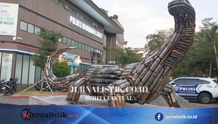 500 Knalpot Brong Sitaan Disulap Jadi Patung Komodo Raksasa Setinggi 3 Meter di Labuan Bajo