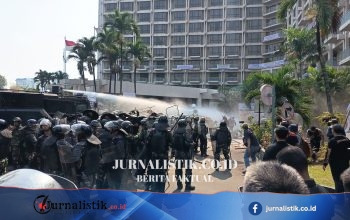 Demo Penolakan Eksekusi Hotel Sultan Ricuh, Polisi Semprot Water Cannon ke Massa