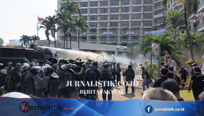 Demo Penolakan Eksekusi Hotel Sultan Ricuh, Polisi Semprot Water Cannon ke Massa