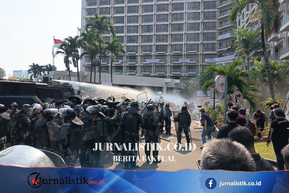 Demo Tolak Eksekusi Hotel Sultan Ricuh, Polisi Semprot Water Cannon ke Massa News 18 Juni 2026