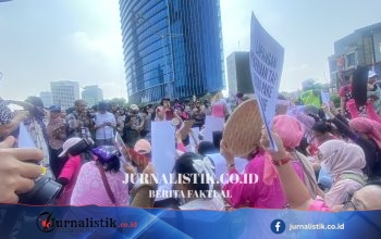 Massa Emak-emak dan Perempuan Muda Diblokade di Thamrin saat Long March ke Istana Negara (18 Juni 2026)