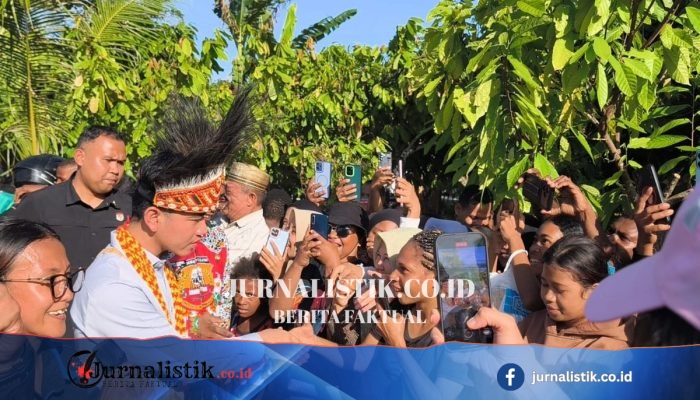 Warga Manokwari Selatan Sambut Wapres Gibran di Papua Barat, Spanduk “Bocahe Gibran Nusantara” Berkibar
