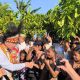 Warga Manokwari Selatan Sambut Wapres Gibran di Papua Barat, Spanduk “Bocahe Gibran Nusantara” Berkibar