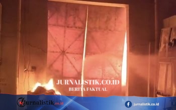 Pabrik Sandal di Tangerang Terbakar, Puluhan Petugas Damkar Berjibaku Padamkan Api