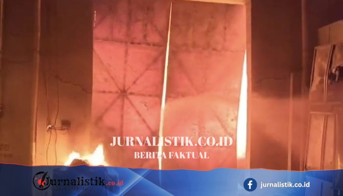 Pabrik Sandal di Tangerang Terbakar, Puluhan Petugas Damkar Berjibaku Padamkan Api