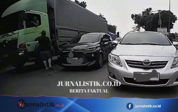 Berawal Senggolan di Cibubur, Pria Gelantungan di Truk Dipukul Palu hingga Jatuh