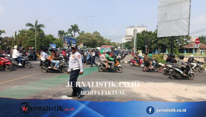 Sisa Tabrakan Truk Boks di Simpang Unisma Bekasi: 6 Motor Tertabrak, 1 Orang Tewas