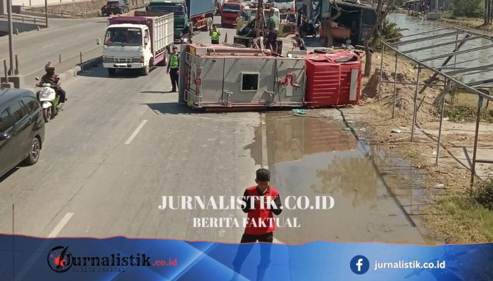 Manuver Contraflow, Mobil Damkar Demak Terguling Usai Ditabrak Truk Tronton di Pantura Sayung