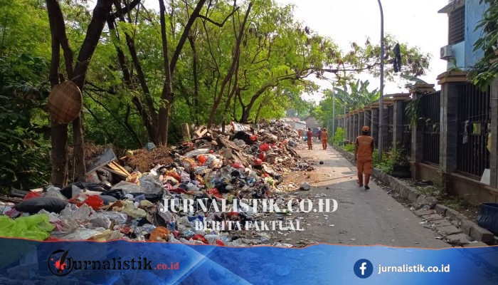 Tumpukan Sampah Meluber di Cakung Jaktim, Jalan Tinggal Satu Lajur